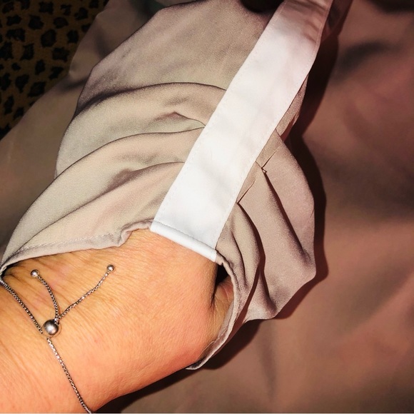 APT. 9 size XL Ivory & Tan color block open back silky top with shirred wrist - Picture 5 of 8